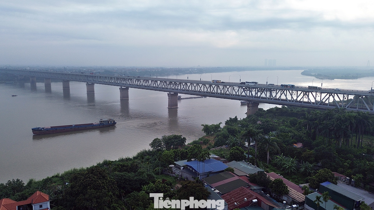 Cầu Thăng Long cách cầu Long Biên 11 km về phía thượng lưu sông Hồng.