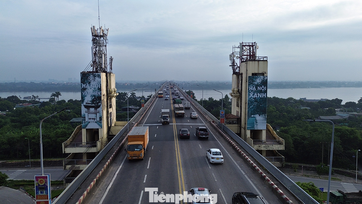 Cầu Thăng Long được khởi công xây dựng ngày 26/11/1974, chính thức khánh thành ngày 9/5/1985, sau 11 năm thi công. Cầu được xem là một trong những biểu tượng của tình hữu nghị Việt-Xô.