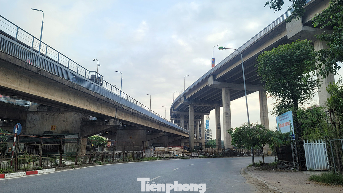 Theo Trung tướng Đồng Sỹ Nguyên, đồng chí Trường Chinh đã chính thức đề nghị đặt tên là cầu Thăng Long.