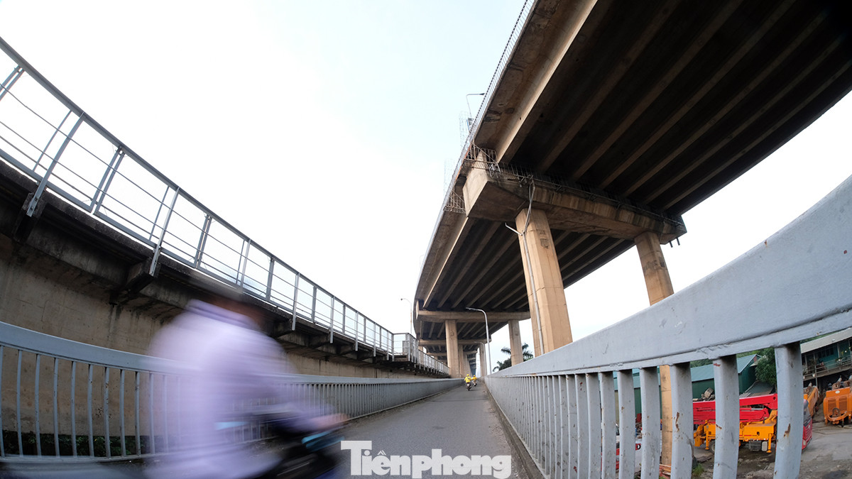 Việc thi công cầu Thăng Long do Xí nghiệp Liên hợp cầu Thăng Long đảm nhiệm (gồm bốn xí nghiệp cầu, một xí nghiệp cơ giới). Mô hình xí nghiệp liên hợp (gọi theo đúng nghĩa) là một điều đặc biệt mới mẻ với nghề xây dựng cầu lúc bấy giờ. Lực lượng kỹ sư, công nhân lúc đầu có 1.600 người, sau tăng lên 8.300 người. Liên Xô đã giúp Việt Nam đào tạo thợ lặn sâu 50 m, công nhân phun sơn, hàn tự động, kiểm tra hàn,…