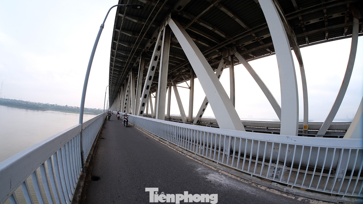 Tầng trên là đường ô-tô rộng 15 m, cho bốn làn xe chạy; hai bên là đường cho người đi bộ rộng 1,5 m. Chiều dài toàn cầu tính theo đường sắt (tầng dưới) hơn 5,5 km, tính theo đường ô-tô (tầng trên) hơn 3,1 km, theo đường xe thô sơ hơn 2,6 km.