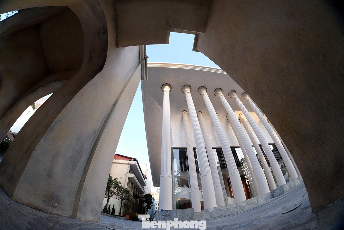 Sự tương phản giữa một bên là di tích lịch sử cổ kính rêu phong với một bên là công trình Nhà hát mang tên Hồ Gươm mới được khánh thành với mức độ hiện đại bậc nhất thế giới. Sự tương phản giữa một bên là di tích lịch sử cổ kính rêu phong với một bên là công trình Nhà hát mang tên Hồ Gươm mới được khánh thành với mức độ hiện đại bậc nhất thế giới.