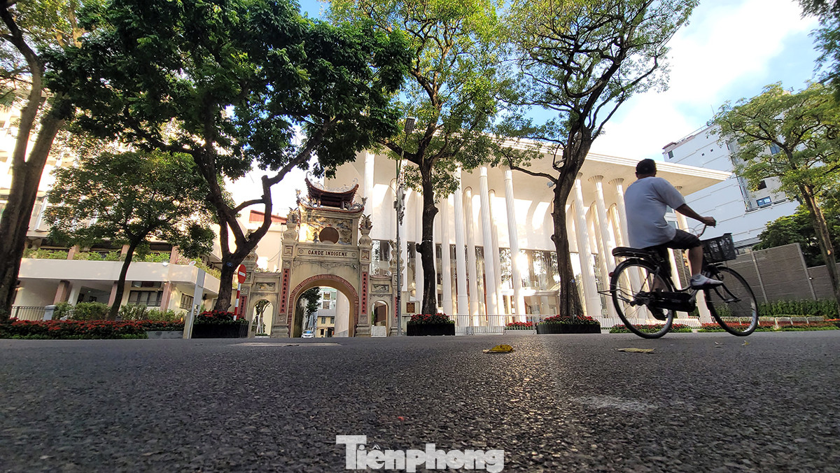 Di tích lịch sử cổ kính nhỏ nhắn nằm cạnh công trình Nhà hát Hồ Gươm hiện đại và lộng lẫy trên đường Hàng Bài (Hoàn Kiếm, Hà Nội). Di tích lịch sử cổ kính nhỏ nhắn nằm cạnh công trình Nhà hát Hồ Gươm hiện đại và lộng lẫy trên đường Hàng Bài (Hoàn Kiếm, Hà Nội).