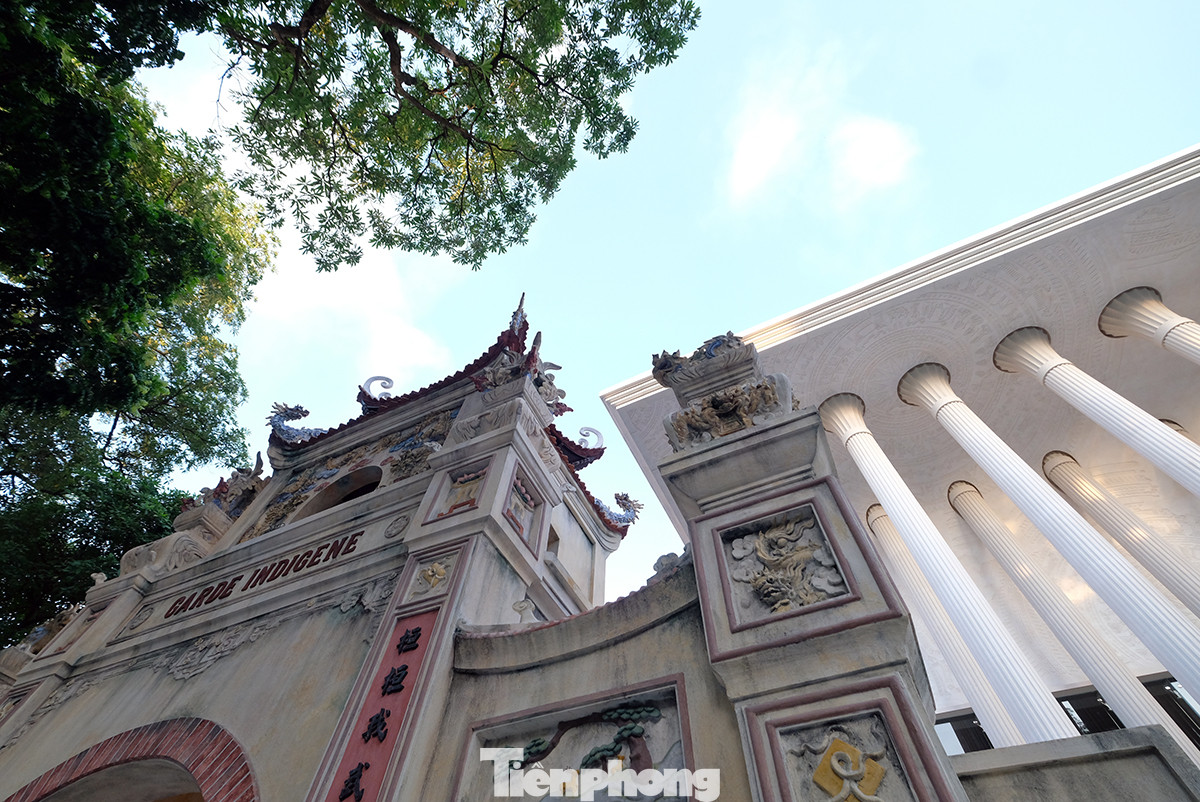 Sự tương phản giữa một bên là di tích lịch sử cổ kính rêu phong với một bên là công trình Nhà hát mang tên Hồ Gươm mới được khánh thành với mức độ hiện đại bậc nhất thế giới. Sự tương phản giữa một bên là di tích lịch sử cổ kính rêu phong với một bên là công trình Nhà hát mang tên Hồ Gươm mới được khánh thành với mức độ hiện đại bậc nhất thế giới.