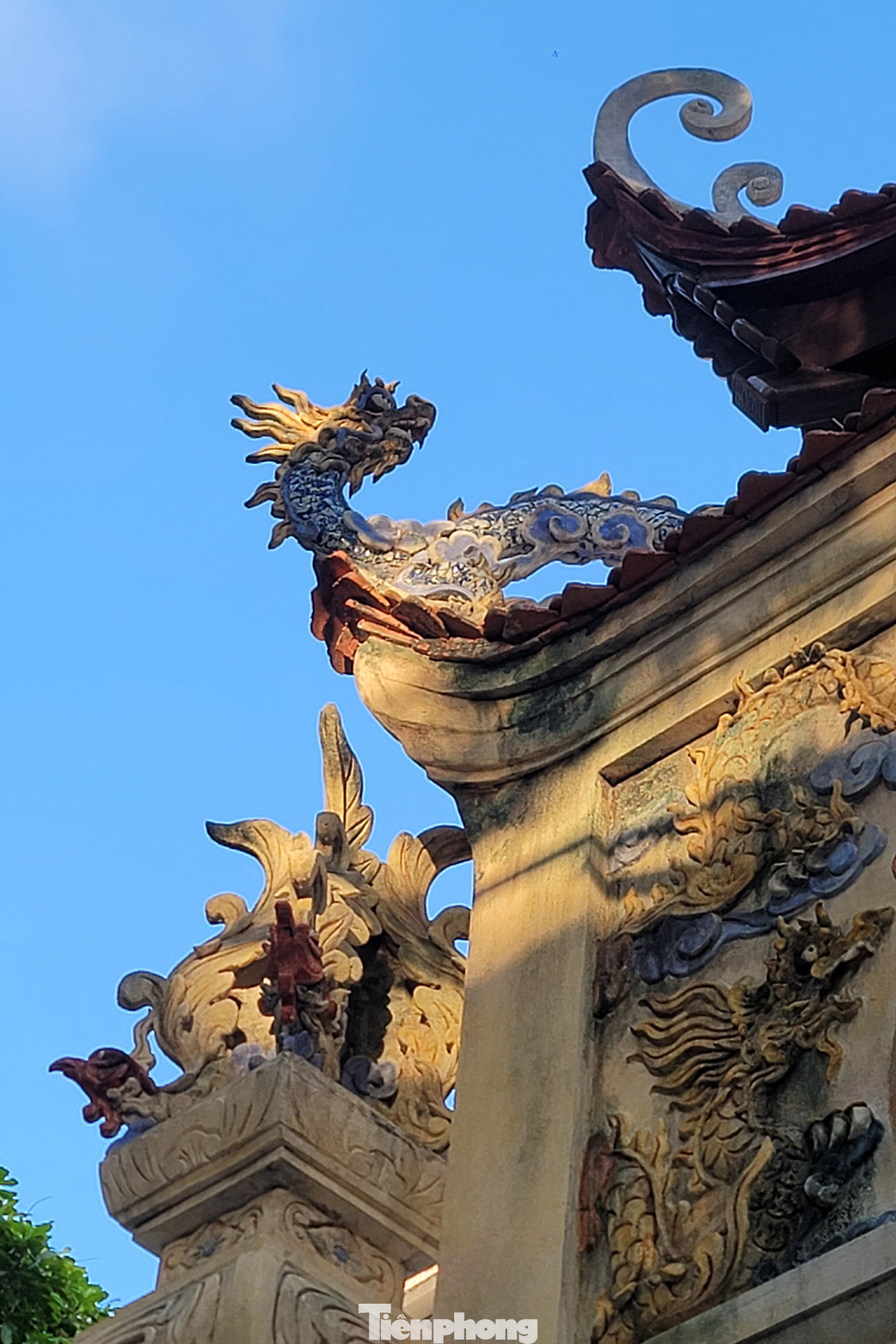 Những đường nét, họa tiết trên di tích rất tinh xảo và đẹp mắt. Những đường nét, họa tiết trên di tích rất tinh xảo và đẹp mắt.