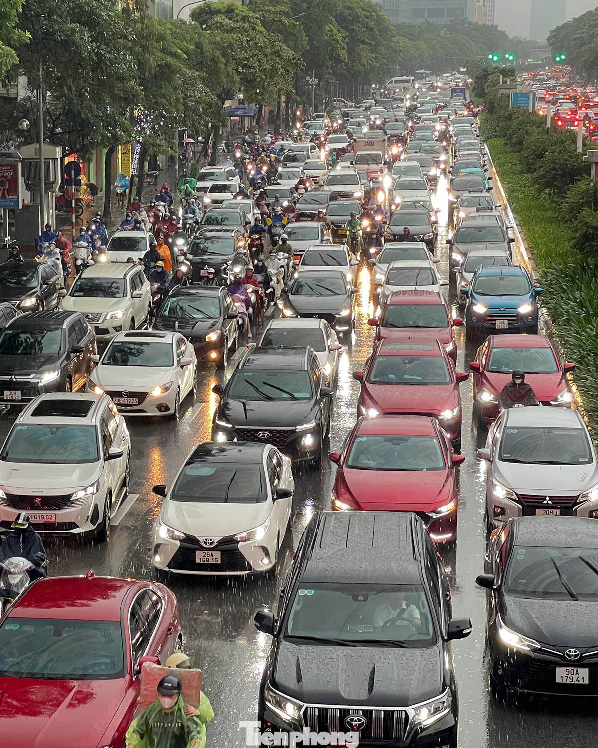 Ô tô dàn hàng 5, hàng 6 trên trục đường Trần Duy Hưng kéo dài từ ngã tư Hoàng Minh Giám đến cầu vượt Nguyễn Chí Thanh.