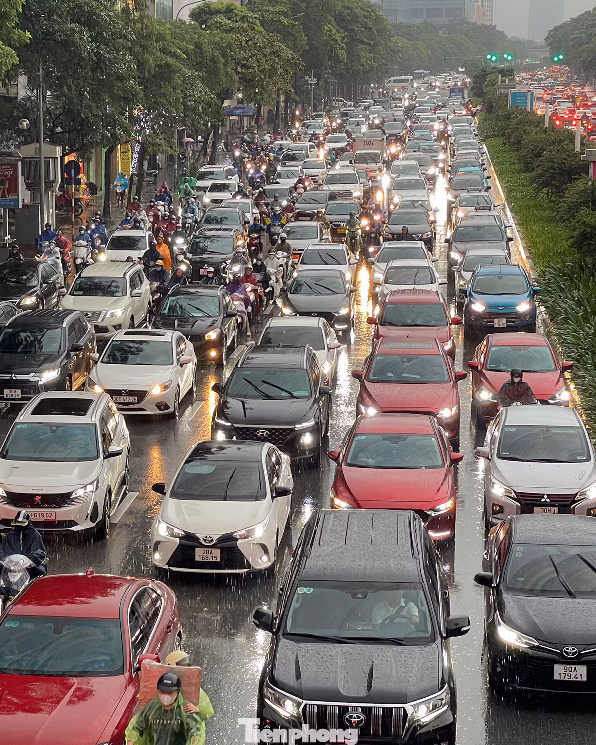 Ô tô dàn hàng 5, hàng 6 trên trục đường Trần Duy Hưng kéo dài từ ngã tư Hoàng Minh Giám đến cầu vượt Nguyễn Chí Thanh.