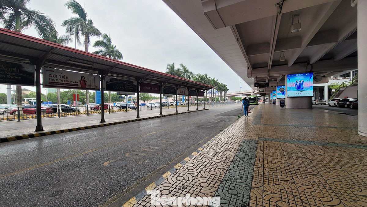 Hình ảnh vắng tanh khu vực đưa đón hành khách, hình ảnh trái ngược so với buổi sáng nay.