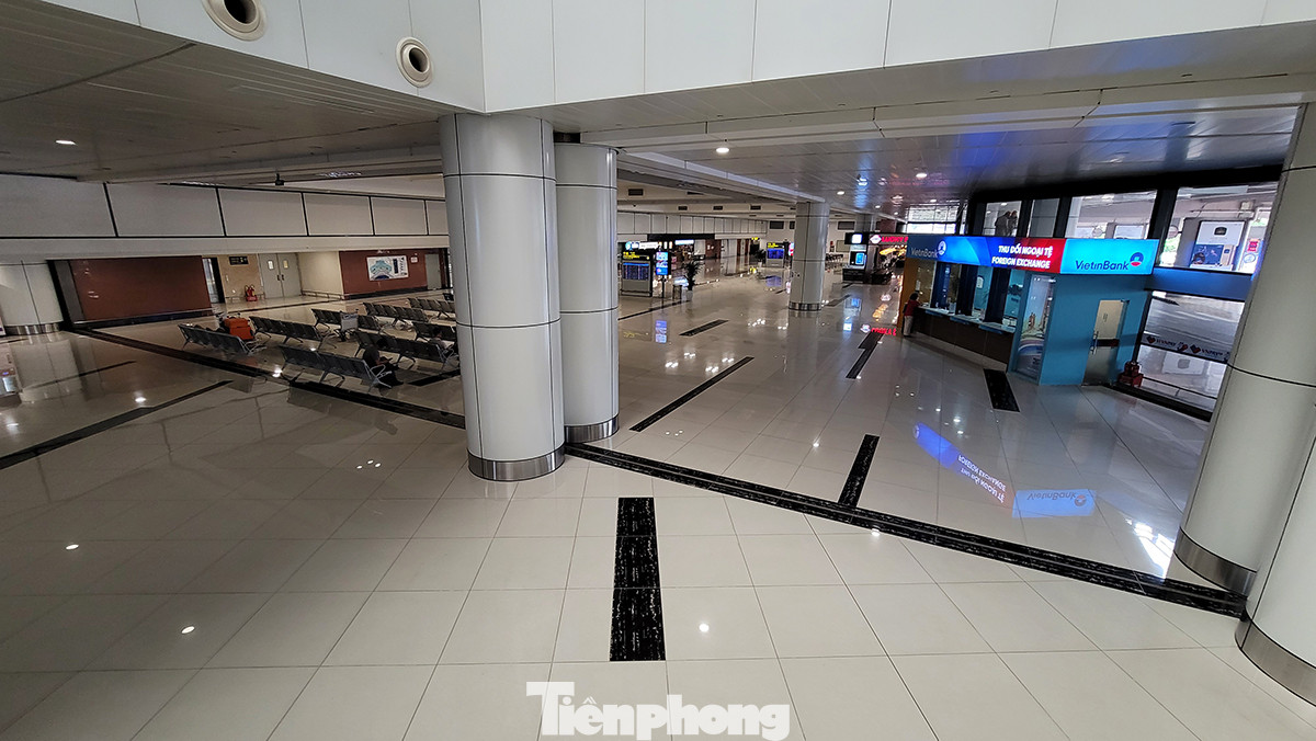 Dưới tầng 1, khu vực cửa đến nội địa của càng hàng không quốc tế Nội bài thời điểm 14 giờ ngày hôm nay (18/7).