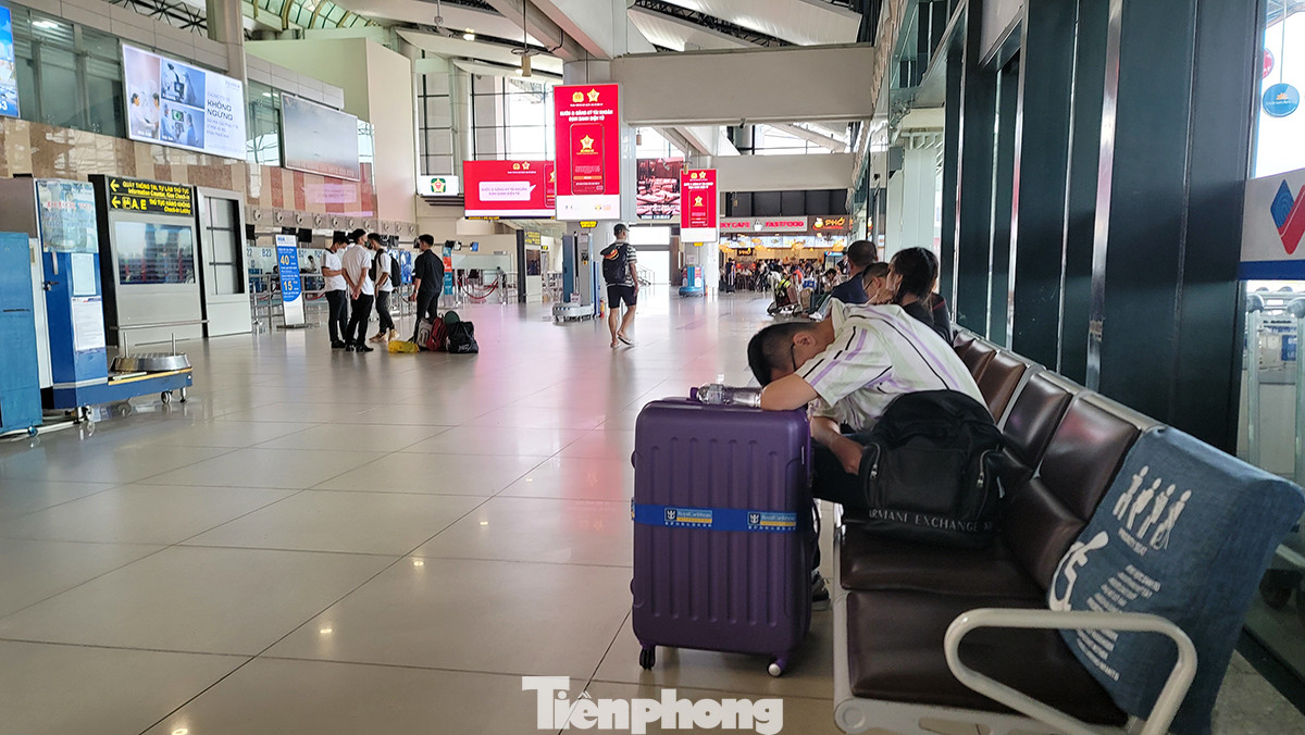 Hành khách lỡ lên sân bay ngồi, nằm vật vờ chờ đợi giờ được bay trở lại. Theo thông báo mới nhất của nhà chức trách, sân bay Nội Bài (Hà Nội) sẽ mở cửa lại từ 18h00 ngày 18/7, sớm hơn 2 tiếng so với thông báo tối ngày 17/7.