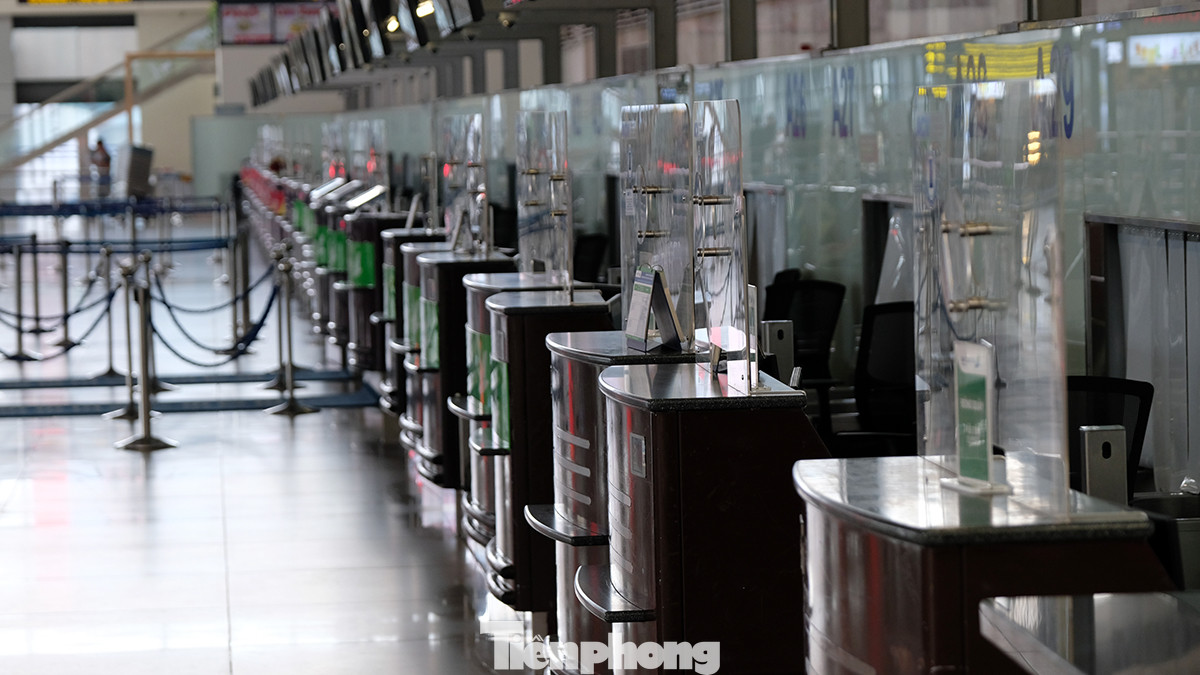 Từ đầu giờ chiều, hình ảnh sân bay Nội Bài vắng tanh khiến ai nhìn thấy cảnh tượng cũng liên tưởng đến hình ảnh sân bay thời kỳ đóng cửa để phòng dịch Covid-19 cách đây không lâu.