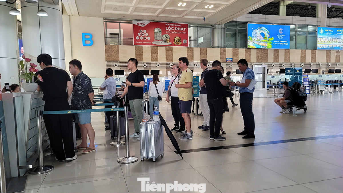 Một số hành khách nước ngoài phải làm lại thủ tục khi hãng bay không thể phục vụ bay do ảnh hưởng của cơn bão số 1 - cơn bão được đánh giá là mạnh nhất trong vòng 5 năm trở lại đây đi vào vịnh Bắc Bộ.
