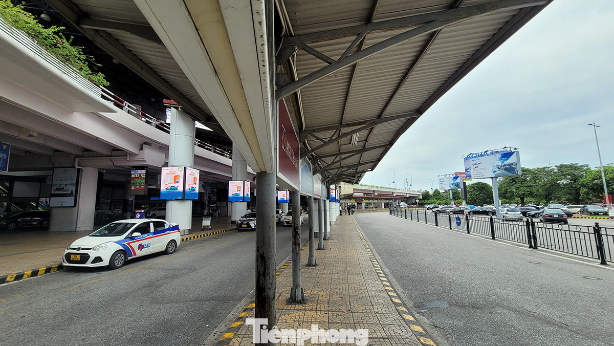 Hình ảnh vắng tanh khu vực đưa đón hành khách, hình ảnh trái ngược so với buổi sáng nay.