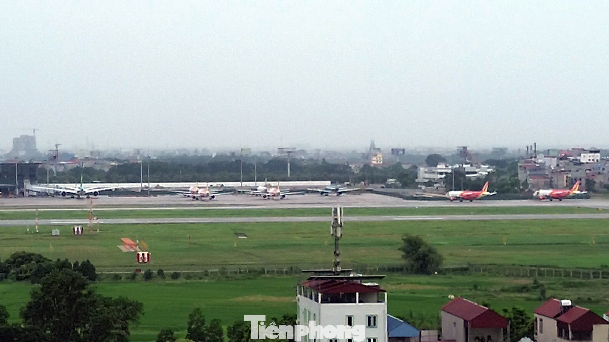 Phía ngoài bãi đỗ, rất nhiều máy bay của các hãng đỗ chờ giờ được bay trở lại.