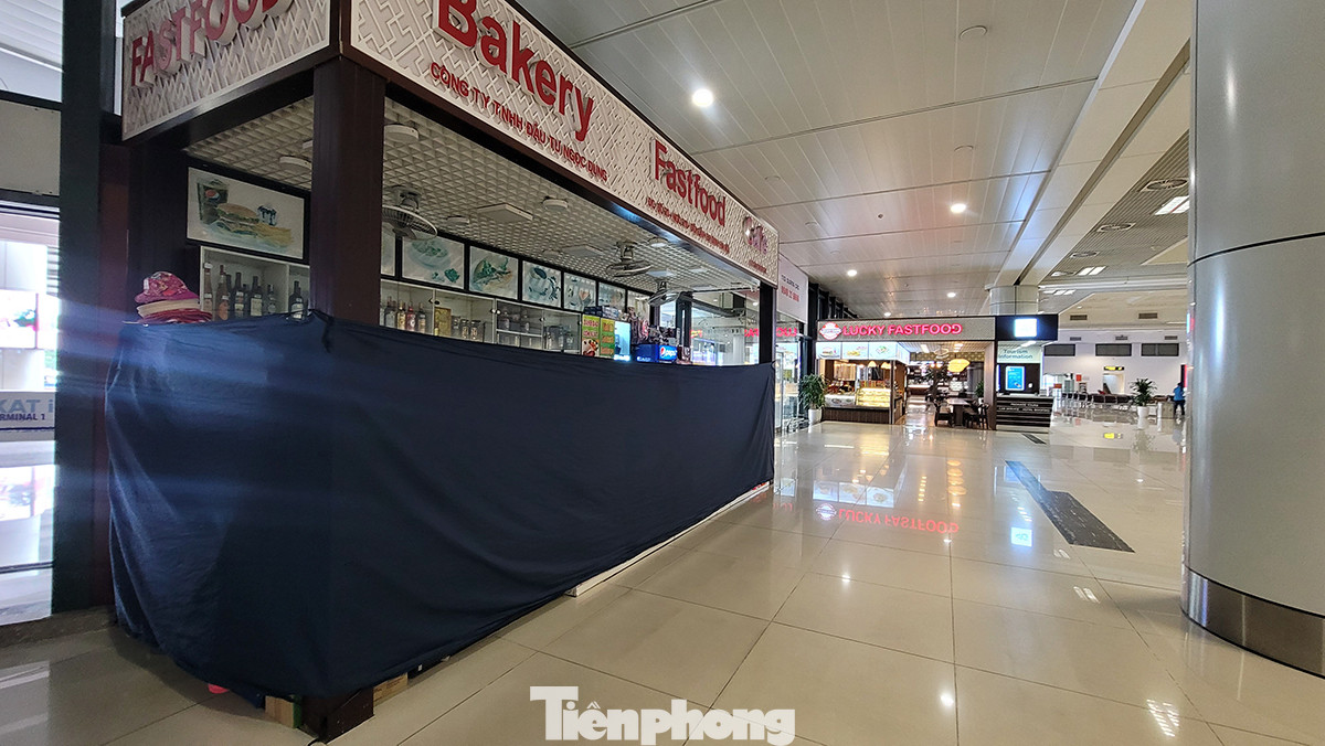 Một số gian hàng ăn và quầy bán hàng lưu niệm tại sân bay cũng đóng cửa, che phông bạt kín mít do chiều nay sân bay đóng cửa tránh bão.