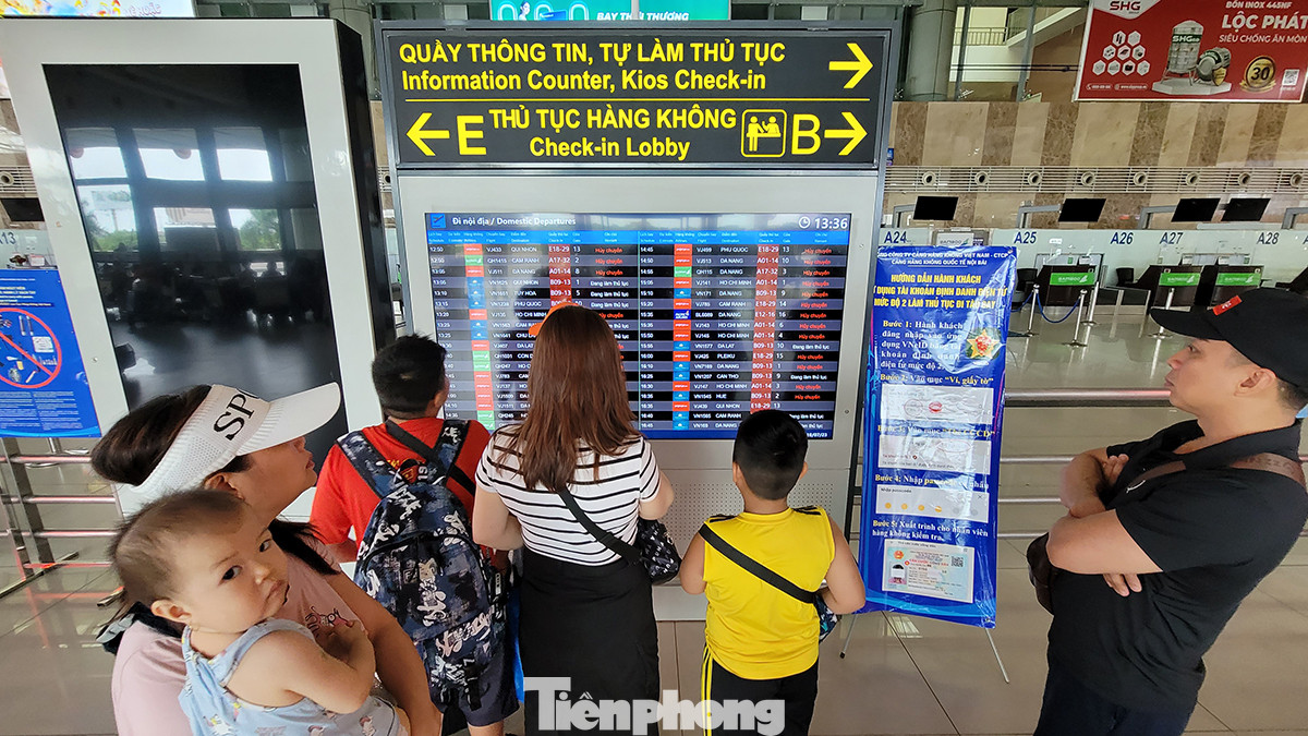 Một số hành khách không để ý tin nhắn được thông báo từ các hãng bay nên lỡ lên sân bay từ sớm. Bảng điện tử thông báo tất cả các chuyến bay đều bị hủy, hoãn do bão.