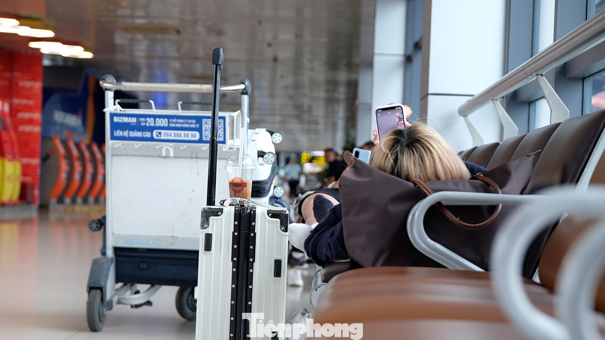 Hành khách lỡ lên sân bay ngồi, nằm vật vờ chờ đợi giờ được bay trở lại. Theo thông báo mới nhất của nhà chức trách, sân bay Nội Bài (Hà Nội) sẽ mở cửa lại từ 18h00 ngày 18/7, sớm hơn 2 tiếng so với thông báo tối ngày 17/7.