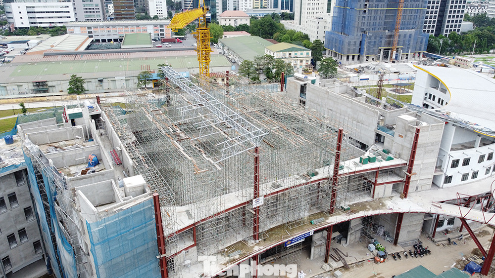 Dự án đang được khẩn trương thi công với Khu B có 3 khối nhà chức năng liên kết với nhau là khu văn phòng, thể thao, học tập. Nhà B1 gồm: nhà thi đấu, bể bơi; nhà B2 gồm: nhà hành chính, tháp thiên văn; nhà B3 gồm: nhà học, thư viện. Tầng hầm gồm các khu vực để xe, các phòng kỹ thuật điện, nước…