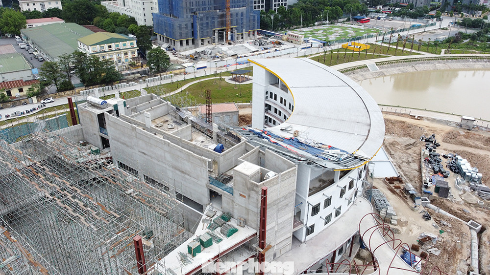 Đến nay, nhiều hạng mục quan trọng của dự án đã dần lộ diện. Hàng chục công nhân đang thi công kết cấu phần thân, hoàn thiện nhà B1 (7 tầng nổi và mái); thi công kết cấu phần thân, hoàn thiện nhà B2 (7 tầng); thi công tháp thiên văn (18 tầng) và thi công, cung cấp lắp đặt thiết bị ME nhà B.