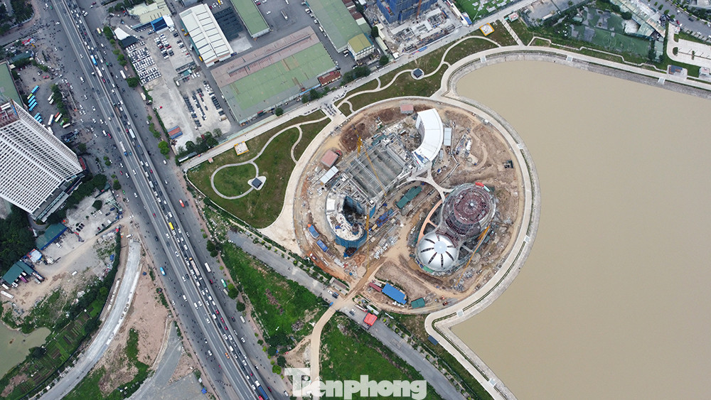 Với tổng diện tích lên đến gần 40 nghìn mét vuông, dự án được khởi công từ tháng 11/2021, do Ban Quản lý dự án đầu tư xây dựng công trình văn hóa - xã hội TP Hà Nội làm chủ đầu tư với tổng mức vốn hơn 1.300 tỉ đồng.