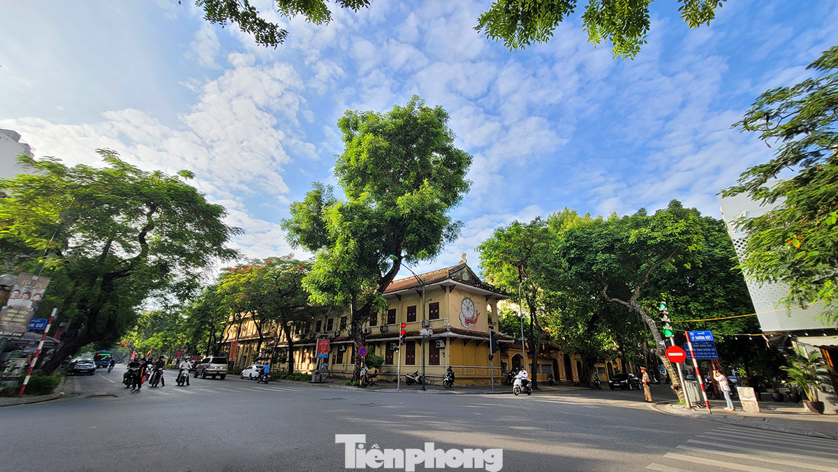 Ngã tư đường phố Lý Thường Kiệt - Quán Sứ với ngôi chùa Quán Sứ nổi tiếng, đồng thời nơi đây cũng là Trụ sở của Trung Ương Giáo hội Phật giáo Việt Nam.