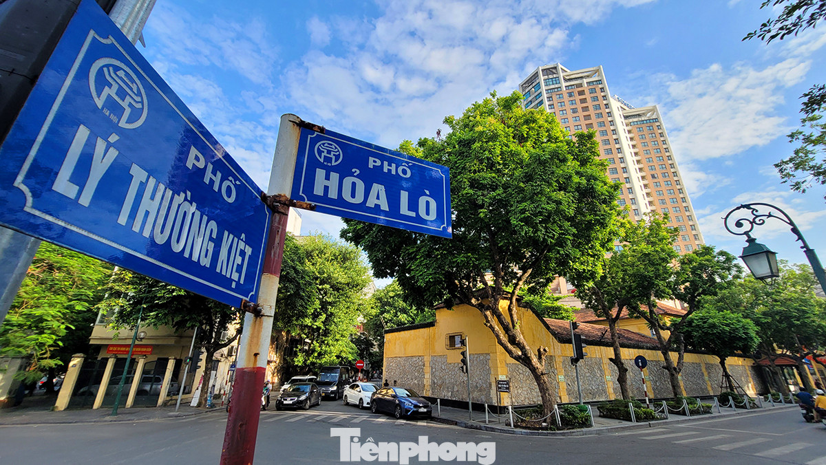 Di tích lịch sử Nhà tù Hỏa Lò được nhìn từ góc phố Lý Thường Kiệt.