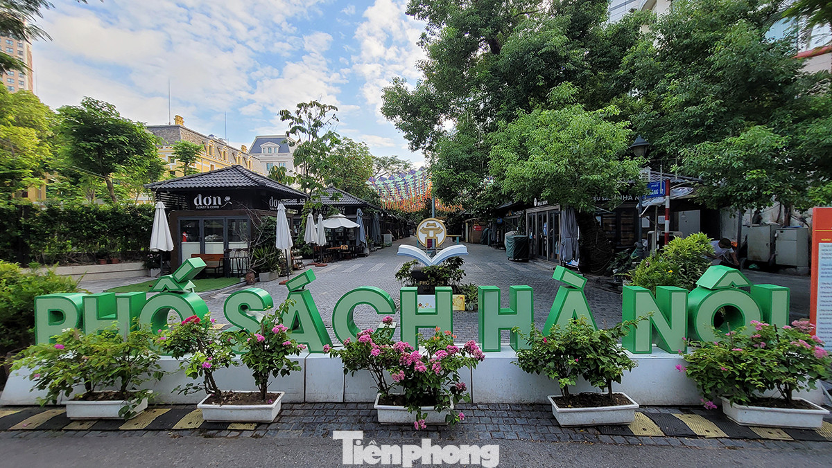 Không gian phố sách là địa chỉ quen thuộc của nhiều người, đặc biệt là dịp cuối tuần.