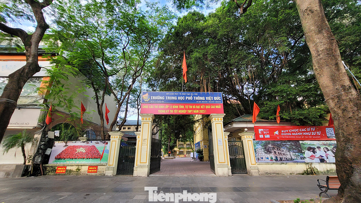 Ngôi trường THPT Việt Đức tại địa chỉ 47 phố Lý Thường Kiệt với lịch sử 68 năm cũng là một công trình có điểm nhấn trên con phố này.