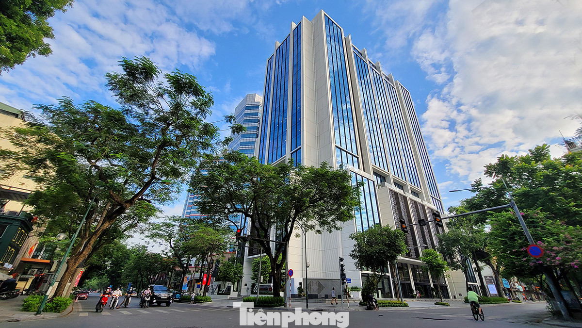 Nơi đây có hạ tầng giao thông phát triển. Nhà chờ xe buýt, các làn đường rộng và vỉa hè thông thoáng sẽ tạo điều kiện thuận lợi cho người dân di chuyển dễ dàng.