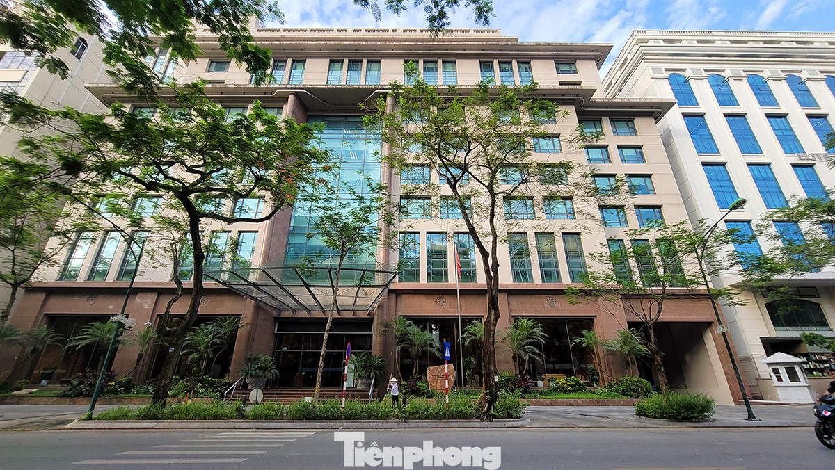 Tuyến phố này có nhiều tòa nhà công sở cũng như một số cơ quan nhà nước. Nhiều biệt thự cổ vẫn còn nguyên vẹn.