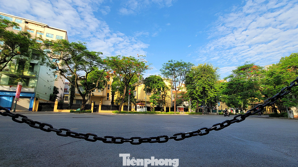 Trên phố Lý Thường Kiệt cũng là nơi đặt trụ sở của một số Đại sứ quán như Thái Lan, Cuba