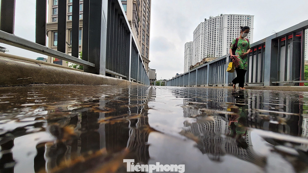 Hình thái thời tiết này cảnh báo người già và trẻ nhỏ hạn chế ra đường vì mưa nhỏ kèm gió khiến đường dễ trơn trượt.