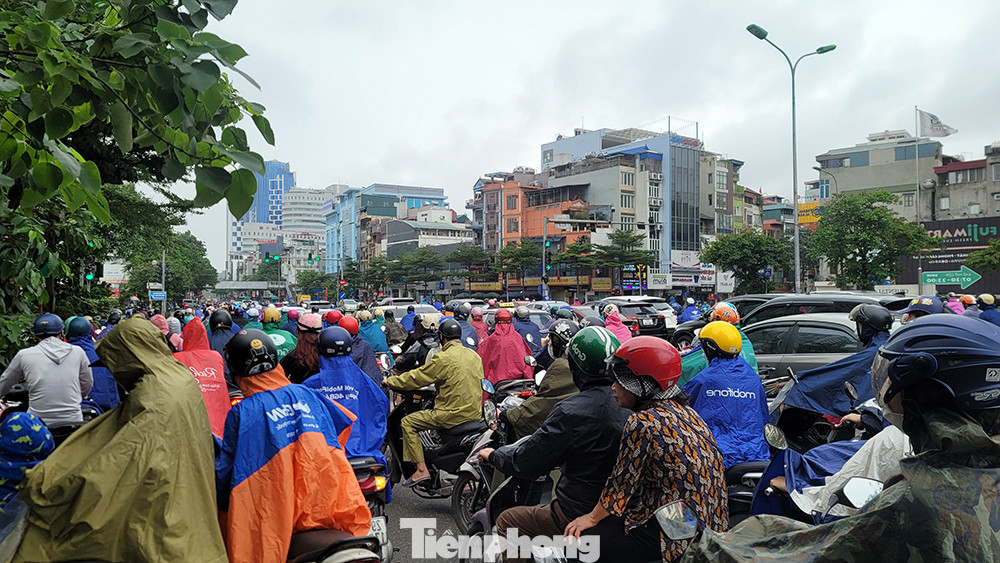 Nhiều tuyến đường dẫn vào khu vực trung tâm Hà Nội sáng nay tiếp tục diễn ra tình trạng ùn tắc.