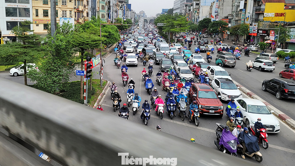 Khu vực Ngã Tư Sở thời điểm 8 giờ 30 sáng nay (25/4).