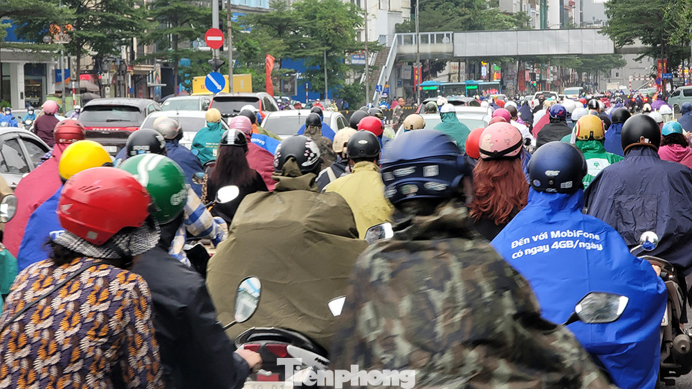 Xe máy nhích từng mét trên trục đường Tây Sơn hướng lên phía Nguyễn Lương Bằng.