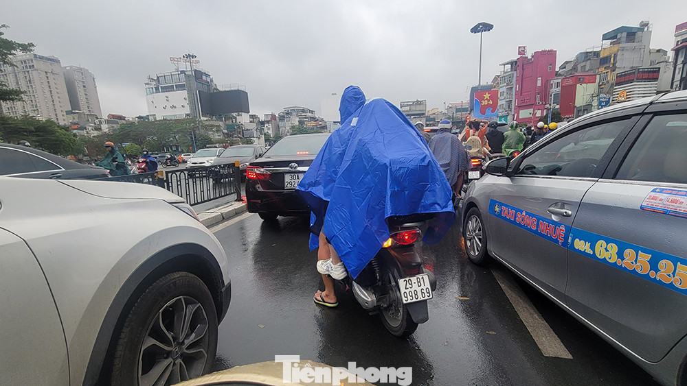 Khu vực Hà Nội hôm nay nhiều mây, có lúc có mưa rào và dông, cục bộ có mưa vừa, mưa to. Gió đông bắc cấp 2 cấp 3.