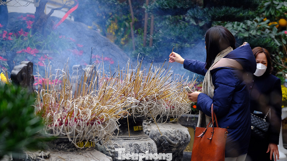 Dù đã có thông báo hạn chế thắp hương trong chùa nhưng các lư hương vẫn kín đặc, nghi ngút khói.
