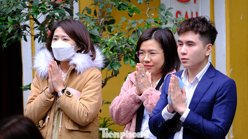 Hôm nay là ngày làm việc đầu tiên của năm mới nên rất nhiều dân văn phòng tới lễ ở chùa Quán Sứ.