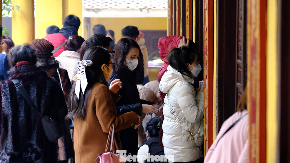 Có những thời điểm, người người chen chân vào trong chùa lễ Phật.