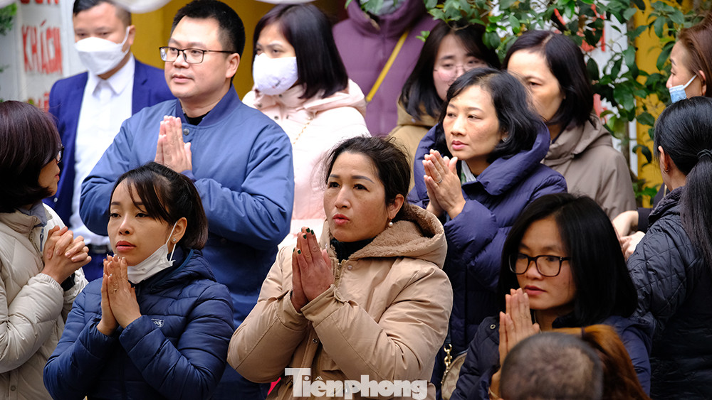 Tranh thủ giờ nghỉ trưa, nhiều người tới lễ chùa.