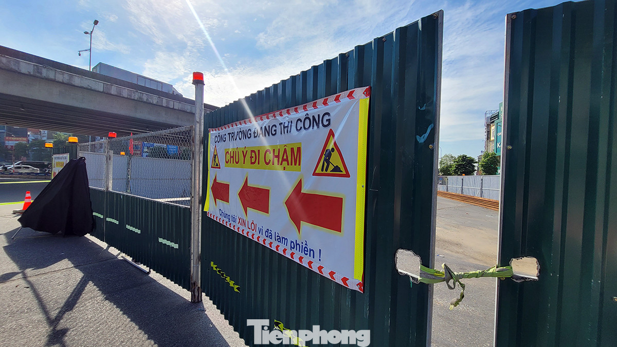 Sau đoạn qua ngõ 495 và các số nhà 481, 477, 475, 459 Nguyễn Trãi, trong ngày 6/7, các đơn vị thi công dự án xử lý hệ thống nước thải Yên Xá thực hiện rào tiếp lòng đường đoạn qua nút giao Thanh Xuân.