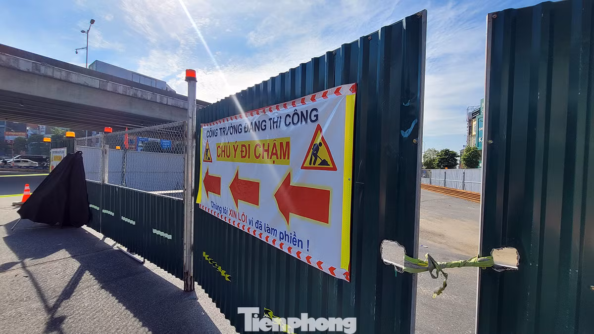Sau đoạn qua ngõ 495 và các số nhà 481, 477, 475, 459 Nguyễn Trãi, trong ngày 6/7, các đơn vị thi công dự án xử lý hệ thống nước thải Yên Xá thực hiện rào tiếp lòng đường đoạn qua nút giao Thanh Xuân.