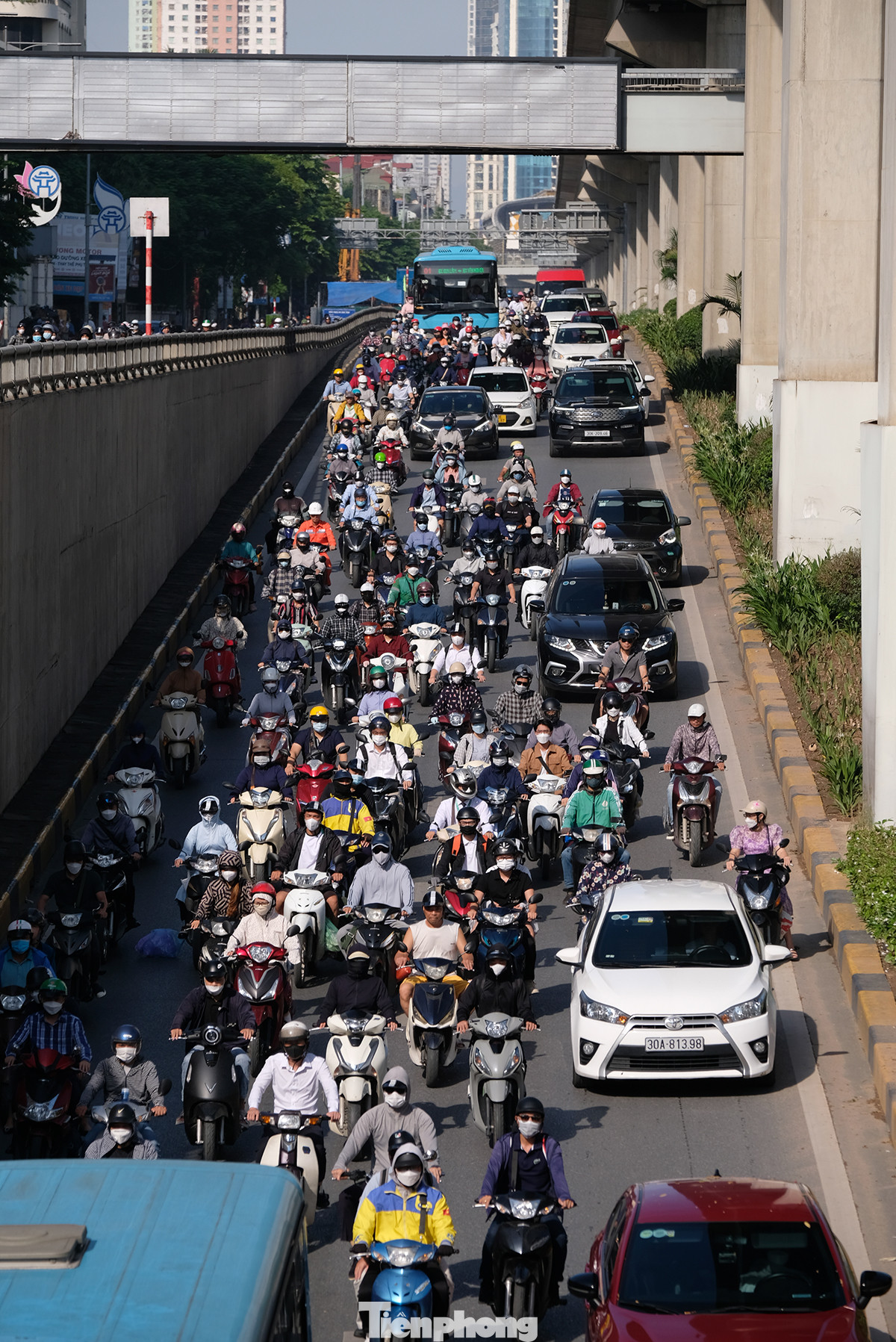 Mật độ phương tiện đi xuống hầm chui tăng cao sau khi phía trên đường rào chắn phục vụ dự án cống ngầm của nhà máy xử lý nước thải Yên Xá.