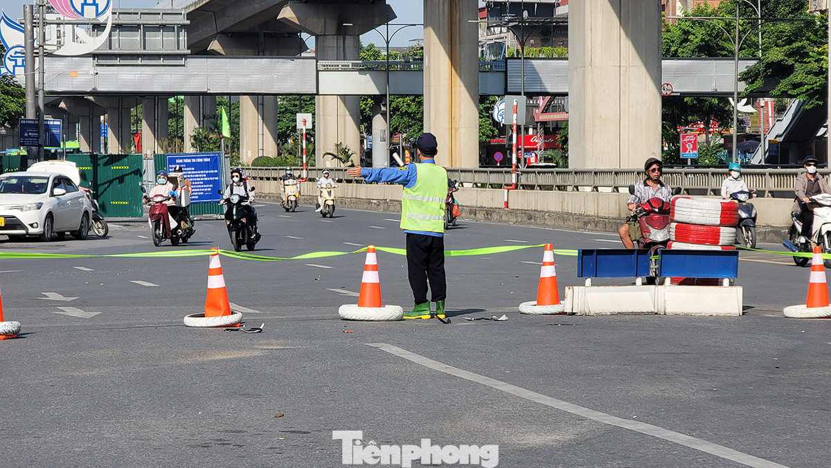 Đơn vị thi công cắt cử người hướng dẫn các phương tiện tham gia giao thông đi qua khu vực công trường của dự án.