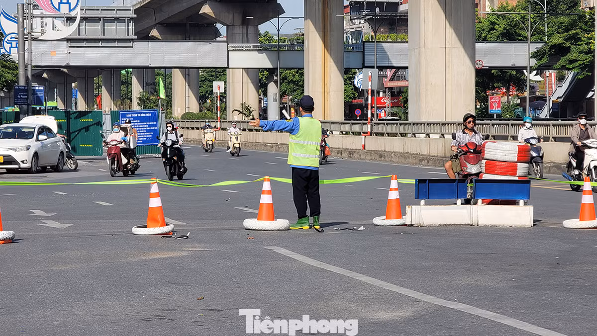 Đơn vị thi công cắt cử người hướng dẫn các phương tiện tham gia giao thông đi qua khu vực công trường của dự án.