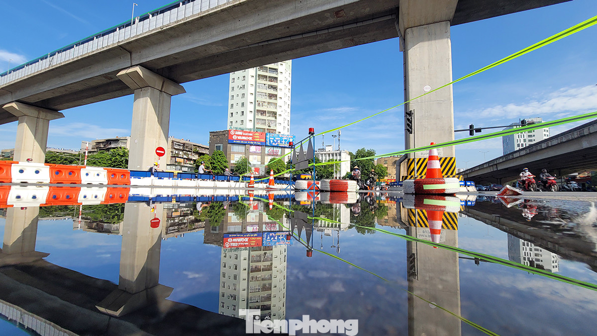Ngày 6/7, đơn vị thi công đã thực hiện rào đường tại nút giao Nguyễn Trãi - Khuất Duy Tiến - Nguyễn Xiển (Thanh Xuân) để thi công dự án xử lý nước thải Yên Xá.