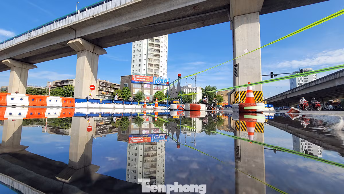 Ngày 6/7, đơn vị thi công đã thực hiện rào đường tại nút giao Nguyễn Trãi - Khuất Duy Tiến - Nguyễn Xiển (Thanh Xuân) để thi công dự án xử lý nước thải Yên Xá.