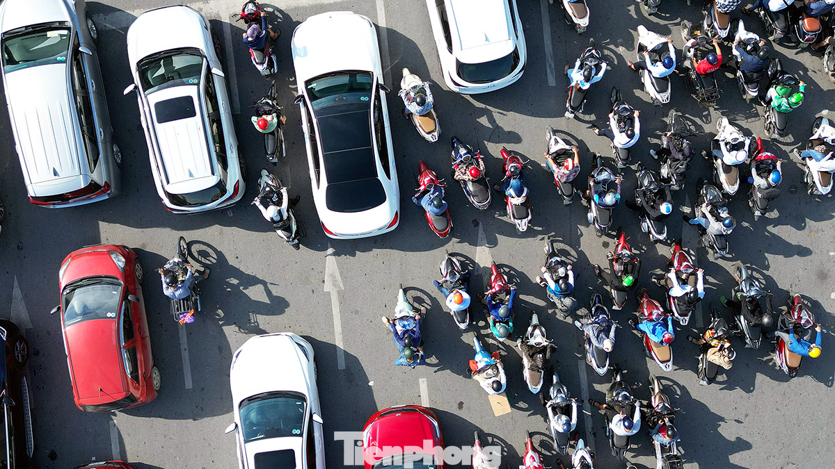 Các phương tiện chôn chân dưới nắng nóng do ùn tắc ở thời điểm 9 giờ 20 sáng đầu tuần.
