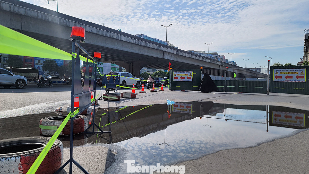 Các phương tiện chôn chân dưới nắng nóng do ùn tắc ở thời điểm 9 giờ 20 sáng đầu tuần.