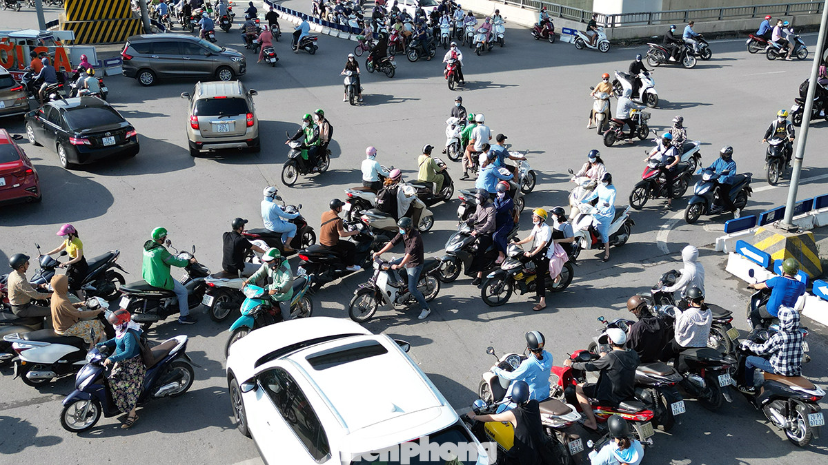 Hình ảnh các phương tiện (đặc biệt là xe máy) đi lại hỗn loạn sau khi khu vực ngã tư Nguyễn Xiển - Nguyễn Trãi buối sáng đầu tuần hôm nay.